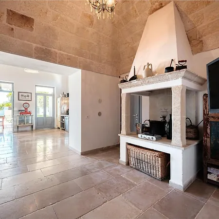 Villa Helloapulia - Barbara - Luxury Retreat With Infinity Pool & Lush Gardens *